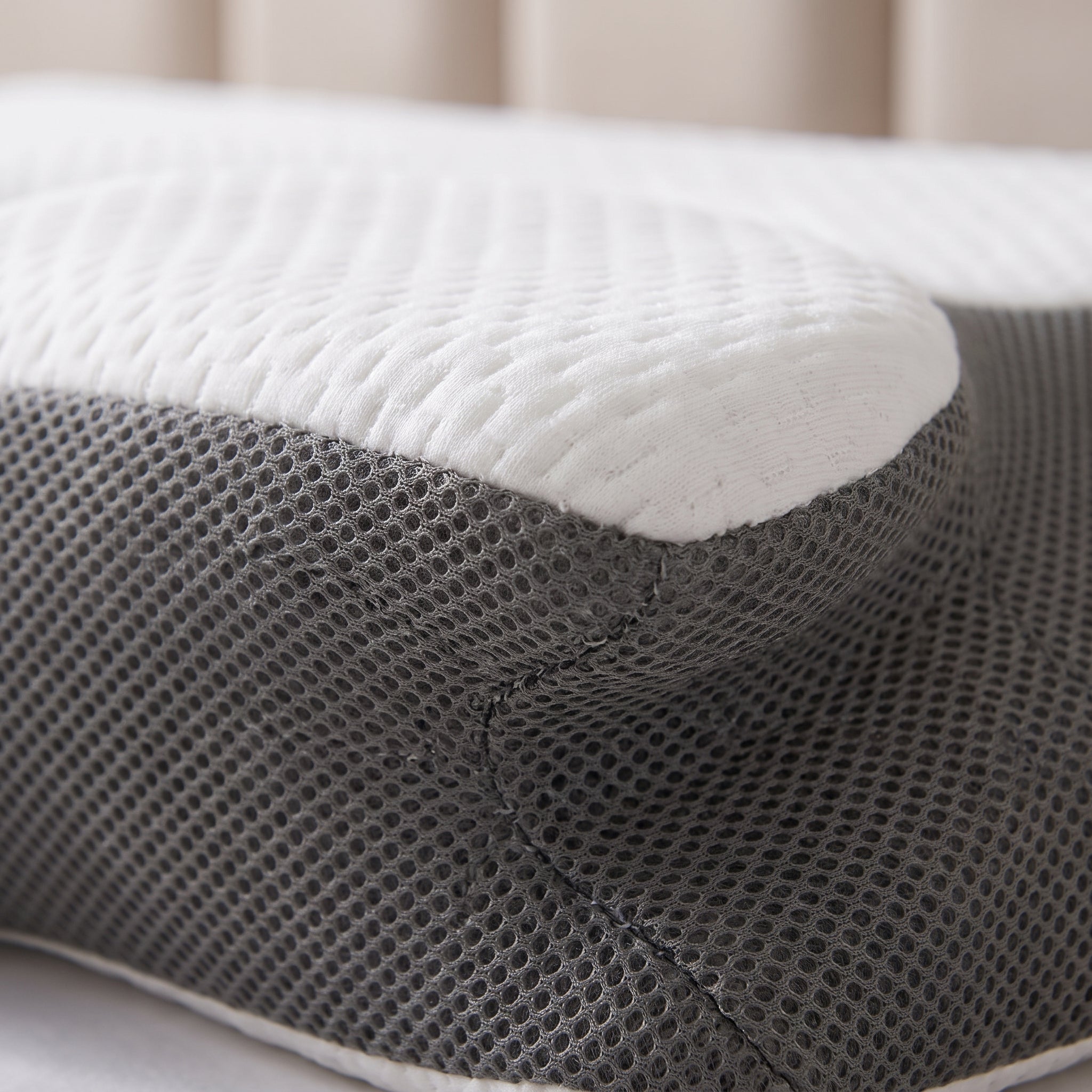 Detalle de la funda acolchada y la malla transpirable de la almohada