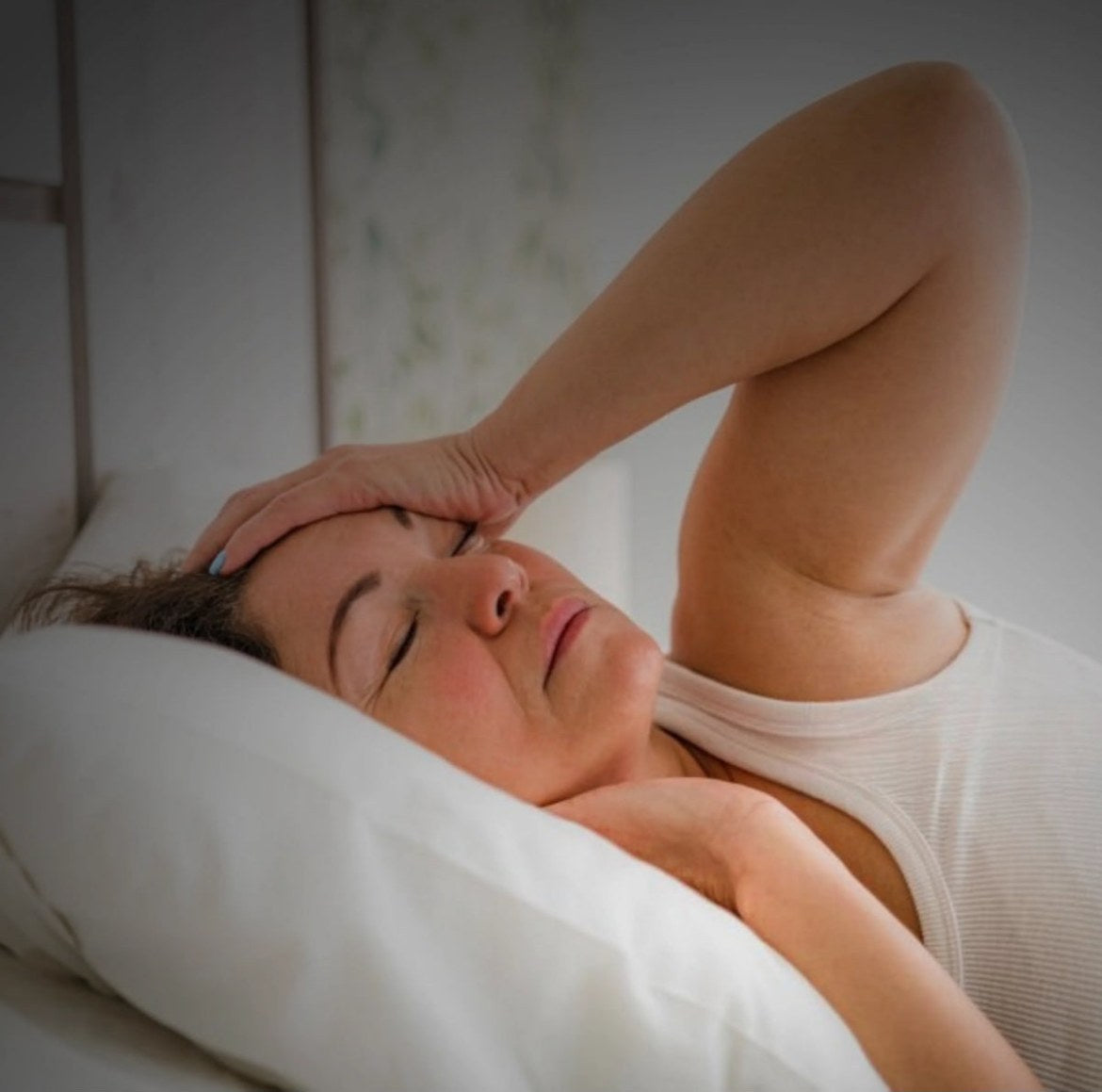 Mujer despertando con dolor de cabeza y cuello